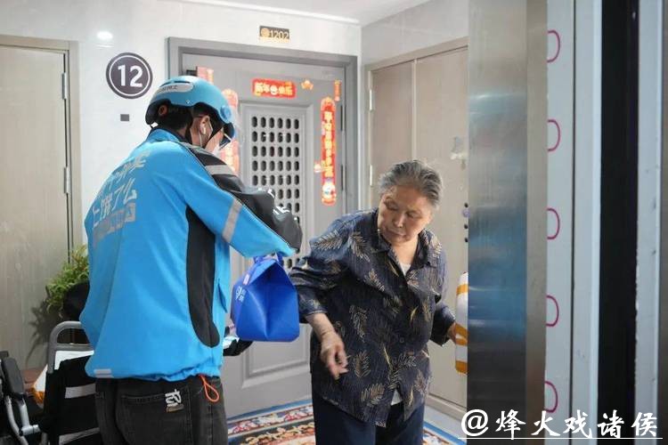 视频｜临近春节，走进助老送餐骑手的一天