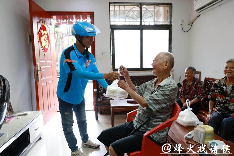 视频｜临近春节，走进助老送餐骑手的一天