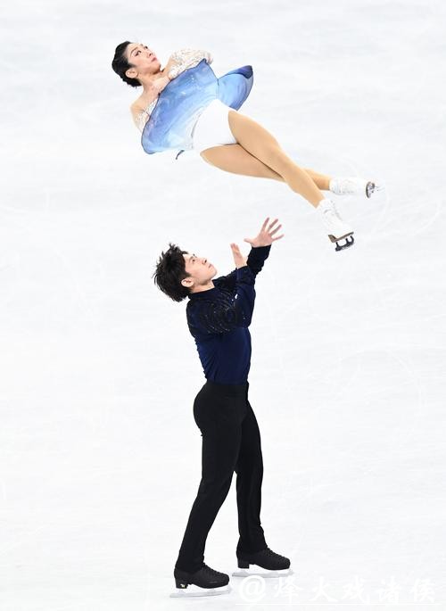 摔倒痛哭仅得65分，奥运冠军凌晨4点冰场爬起来，隋文静韩聪用坚持诠释什么叫真正的胜利